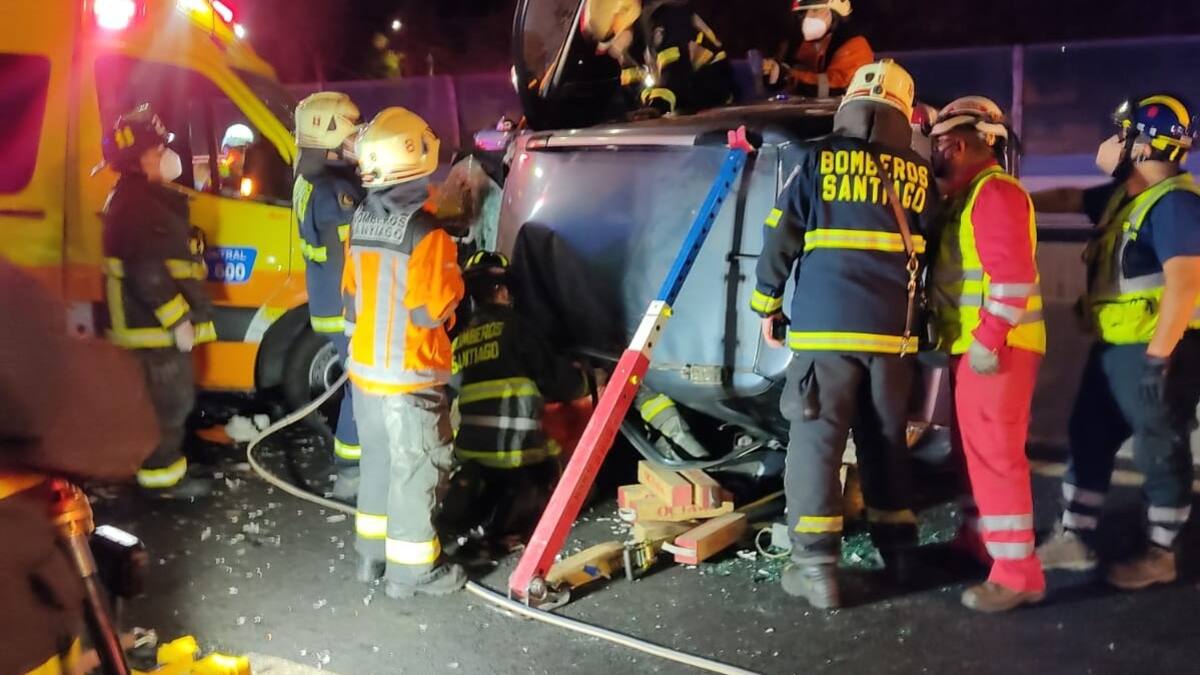 Ambulancia fue impactada por vehículo que iba contra el tránsito en Autopista Central