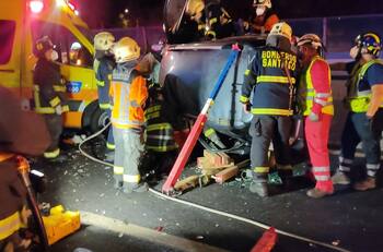 Ambulancia fue impactada por vehículo que iba contra el tránsito en Autopista Central