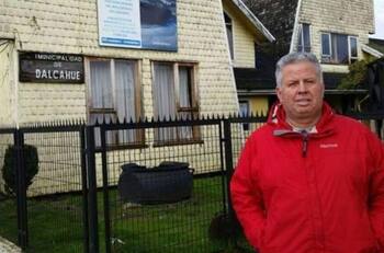 Destituyen al alcalde de Dalcahue por chocar vehículo municipal en estado de ebriedad
