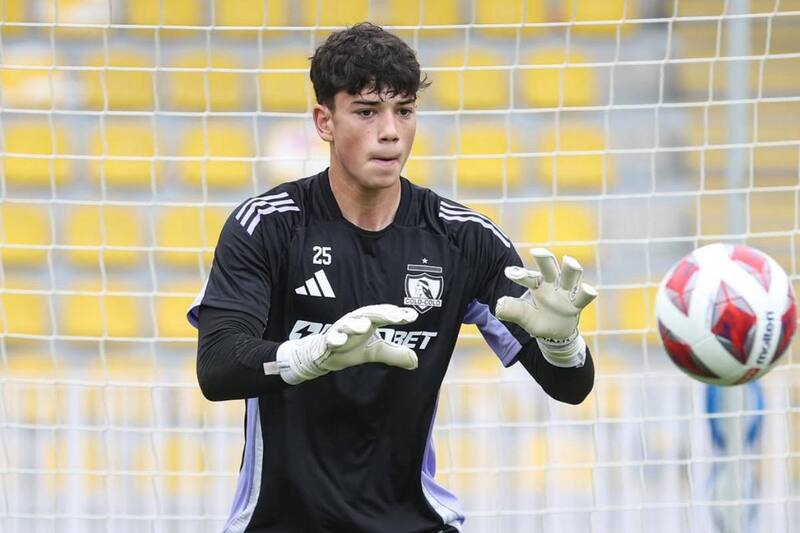 El portero fue promovido al primer equipo de Colo Colo tras la salida de Brayan Cortés.