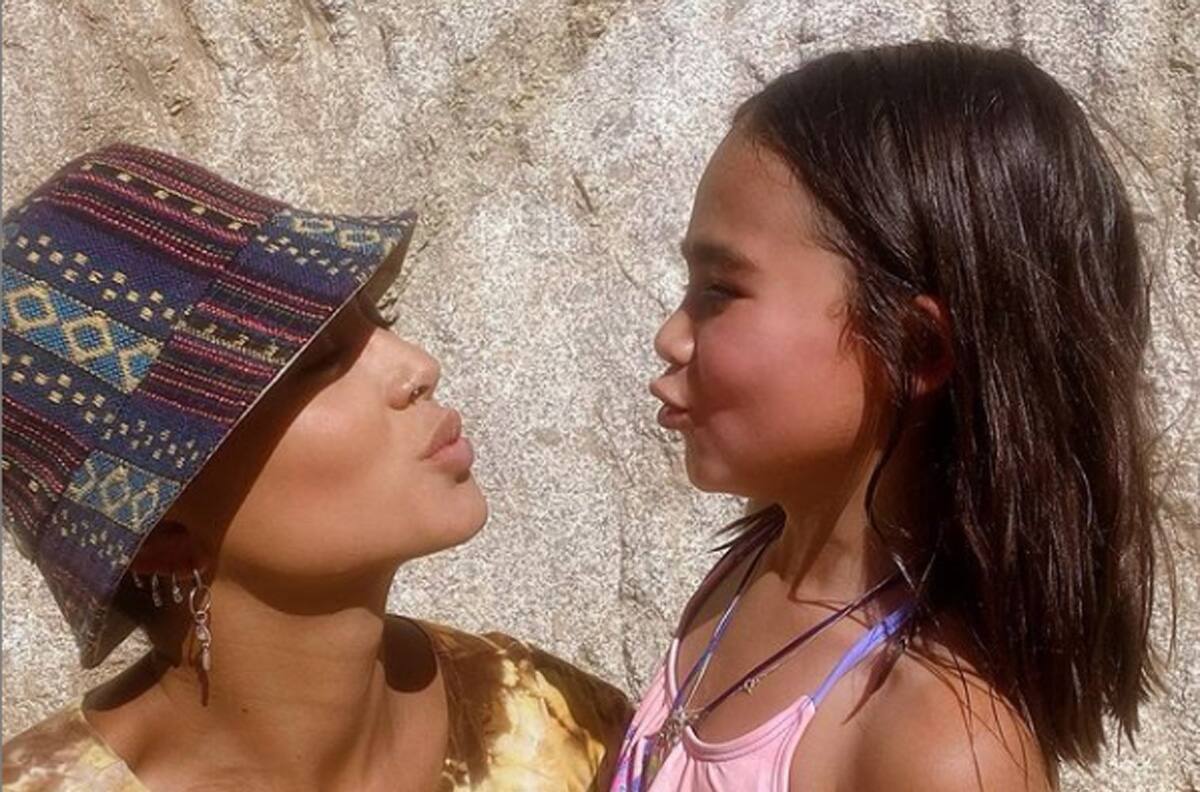 “Regia me dejaron”: Camila Recabarren disfruta de una sesión de makeup hecho por su hija, Isabella