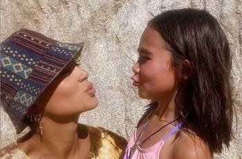 “Regia me dejaron”: Camila Recabarren disfruta de una sesión de makeup hecho por su hija, Isabella