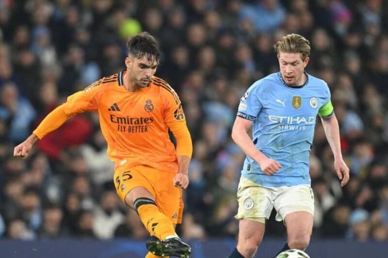 El jugador español enfrentándose a Kevin de Bruyne en el partido de ayer.