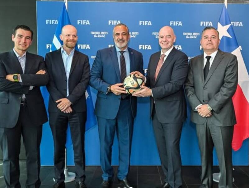 El día que la FIFA materializó el premio de consuelo: la sede del Mundial Sub 20. Todos sonríen, menos uno: el secretario general. Es que es un hombre serio.