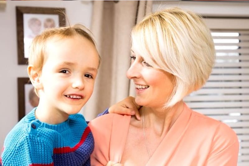 Caracterizado por crecimiento acelerado, cabeza grande y problemas de aprendizaje.