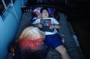 Streamer ganó 16.000 dólares durmiendo y dejando que sus aficionados lo molestaran