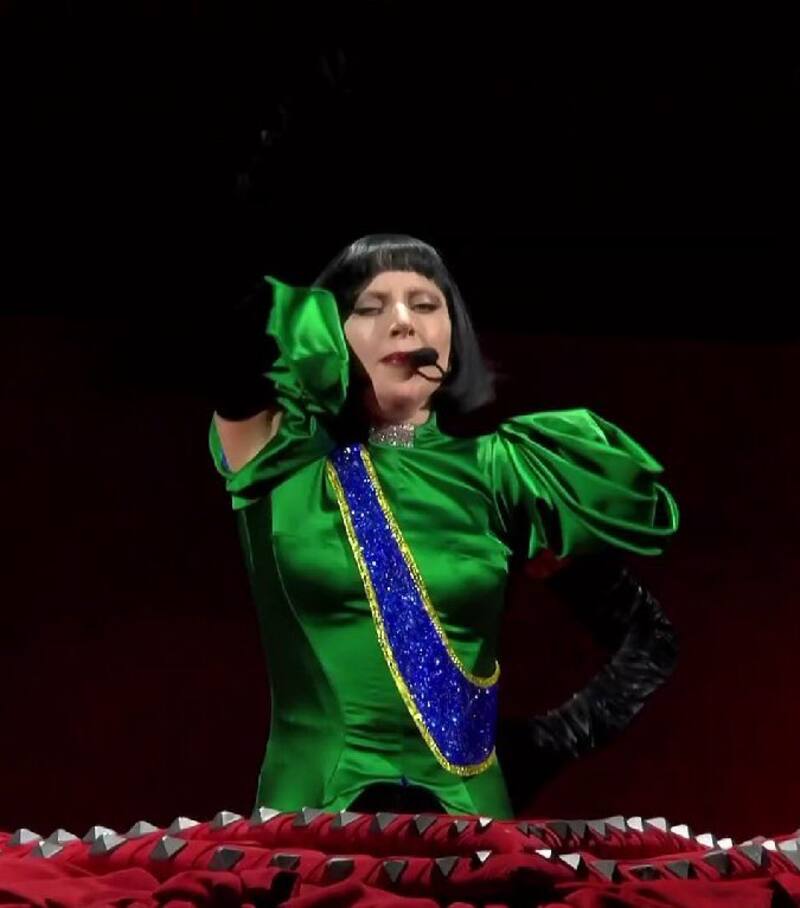 La artista pop realizó un cambio de vestuario para quedar con un vestido con los colores de la bandera brasileña.