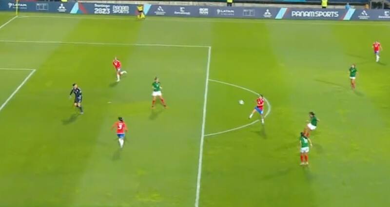 Tiane Endler y su error en el segundo gol de México en victoria sobre Chile.