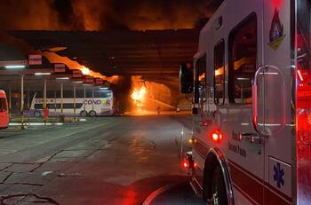 Incendio afectó a taller de TurBus en Estación Central: al menos 8 máquinas quemadas