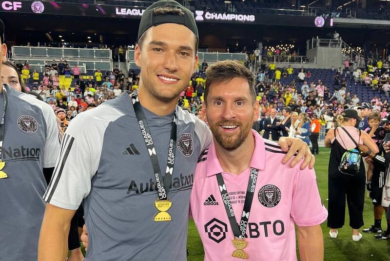 con Lionel Messi en el Inter Miami. Foto: @robbie_robinson7