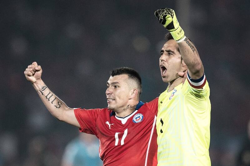 están en el top 3 de futbolistas con más partidos en La Roja.