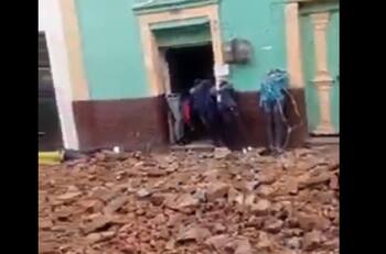 VIDEO | Fuerte sismo registrado entre Ecuador y Colombia provocó el colapso de distintas viviendas