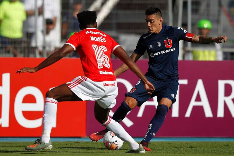 Futbol, Universidad de Chile vs Internacional
Copa Libertadores 2020.
El jugador de Universidad de Chile Matias Rodriguez disputa el balon con Moises Barbosa de Internacional
durante el partido clasificatorio para Copa Libertadores realizado en el estadio Nacional de Santiago, Chile.
04/02/2020
Felipe Zanca/Photosport
Football, Universidad de Chile vs Internacional
Copa Libertadores 2020.
Universidad de Chile's player Matias Rodriguez battles for the ball against Moises Barbosa of Internacional during the qualifying football match for the Copa Libertadores held at the Nacional stadium in Santiago, Chile.
04/02/2020
01/02/2020
Felipe Zanca/Photosport