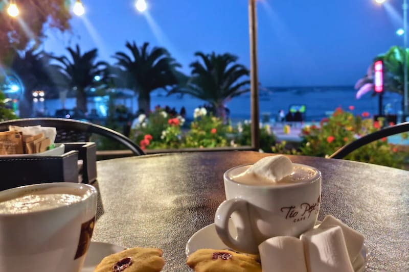 Café con vista al mar en plena costa de Papudo. Créditos: Google Maps.