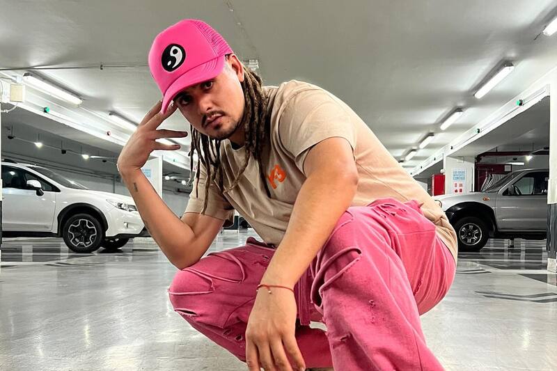 sufre el robo de su nuevo disco, que lanzaría en el año 2054