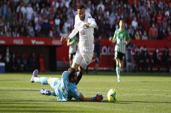 Claudio Bravo fue duramente criticado por su desempeño en el derbi ante Sevilla