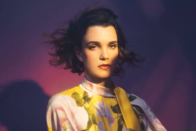 Camille Rutherford es parte del elenco.