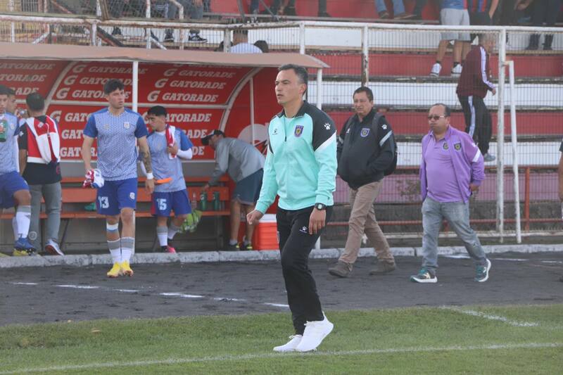 El entrenador dirigió solamente tres partidos con Santiago Morning y fue reemplazado por Luis Marcoleta. Foto: Diario Concepción.