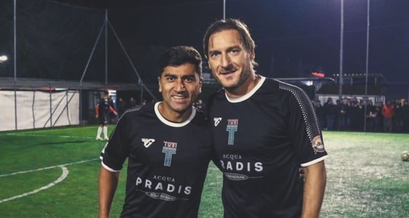 Compartieron camarín en la Roma.