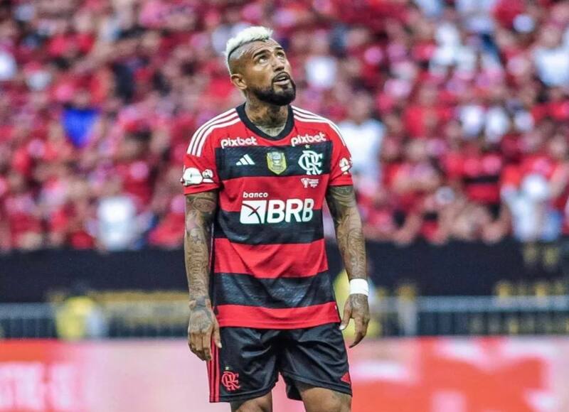 El volante nacional en un partido oficial con la camiseta del Flamengo.