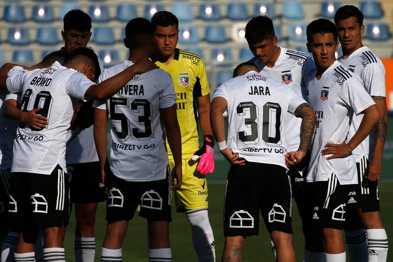 Los jugadores de Colo Colo frente a Audax Italiano en 2021.