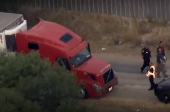 VIDEO | Descubren 50 migrantes fallecidos dentro de un camión en Texas