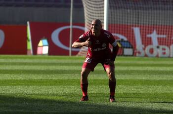 "Chupete" sigue al acecho: Humberto Suazo convierte y así quedó la tabla de los chilenos más goleadores de la historia