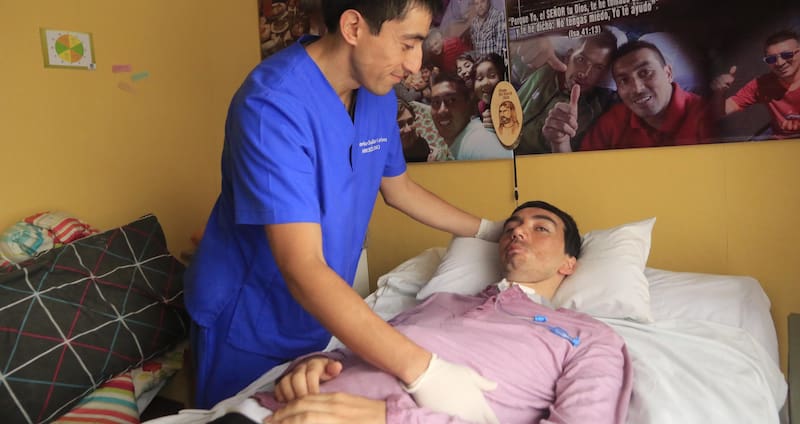 vive postrado, pero al cuidado de sus familiares. Han pasado casi 10 años desde que sufriera un terrible accidente automovilístico. Foto: Diario Concepción.