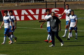 La gran duda que tiene Ariel Holan a horas del partido de la UC ante River Plate de Uruguay