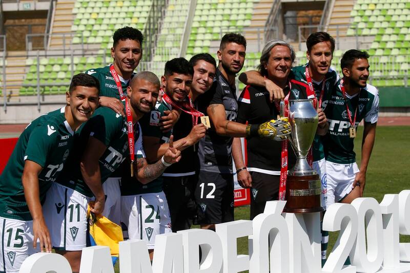 Futbol, entrega de la copa de campeon de la primera division B a Santtiago Wanderers.
Los jugadores de Santiago Wanderers posan con la copa de campeon de la primera division B durante una ceremonia realizada en el estadio Elias Figeroa de Valpraraiso, Chile.
09/12/2019
Andres Pina/Photosport
Football, Santiago Wanderers 2019 awards ceremony
Players of Santiago Wanderers pose with the B division trophy during a ceremony held at the Elias Figueroa stadium in Valpraiso, Chile.
09/12/2019
Andres Pina/Photosport