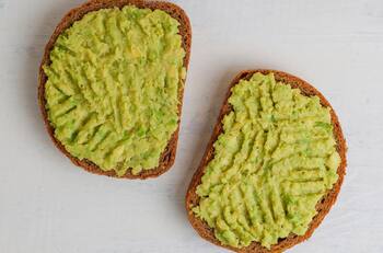 Estos son los mejores acompañamientos para el pan en Chile según la IA: ¿En qué puesto quedó la palta?