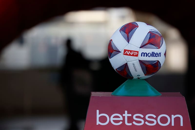 Hasta 2023, el auspiciador oficial de la Primera B era Betsson. Agencia Aton