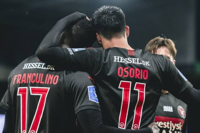 El delantero chileno festeja junto al bisauguineano Franculino, la letal dupla de ataque de Midtjylland.
