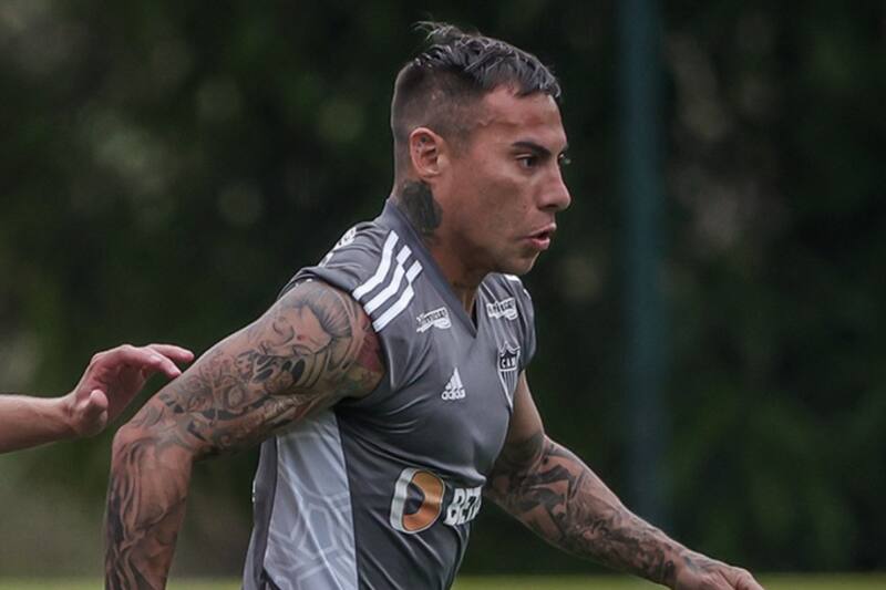 Es considerado peor que Caszely y Jorge Valdivia por ídolo del Atlético Mineiro.