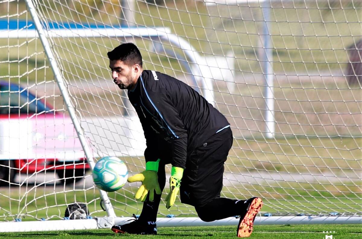 Suárez de arquero y Godín de 9: la distendida última práctica de Uruguay antes del choque con La Roja