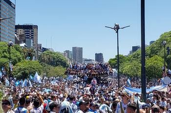VIDEO| Como película de acción: el relato del piloto de helicóptero que tuvo que "rescatar" a la selección de Argentina en los festejos