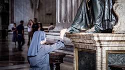 Irá a la cárcel: monja de 80 años robó millonario fondo escolar para ocuparlo en apuestas y hoteles de lujo