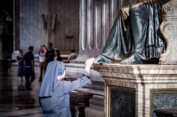 Irá a la cárcel: monja de 80 años robó millonario fondo escolar para ocuparlo en apuestas y hoteles de lujo