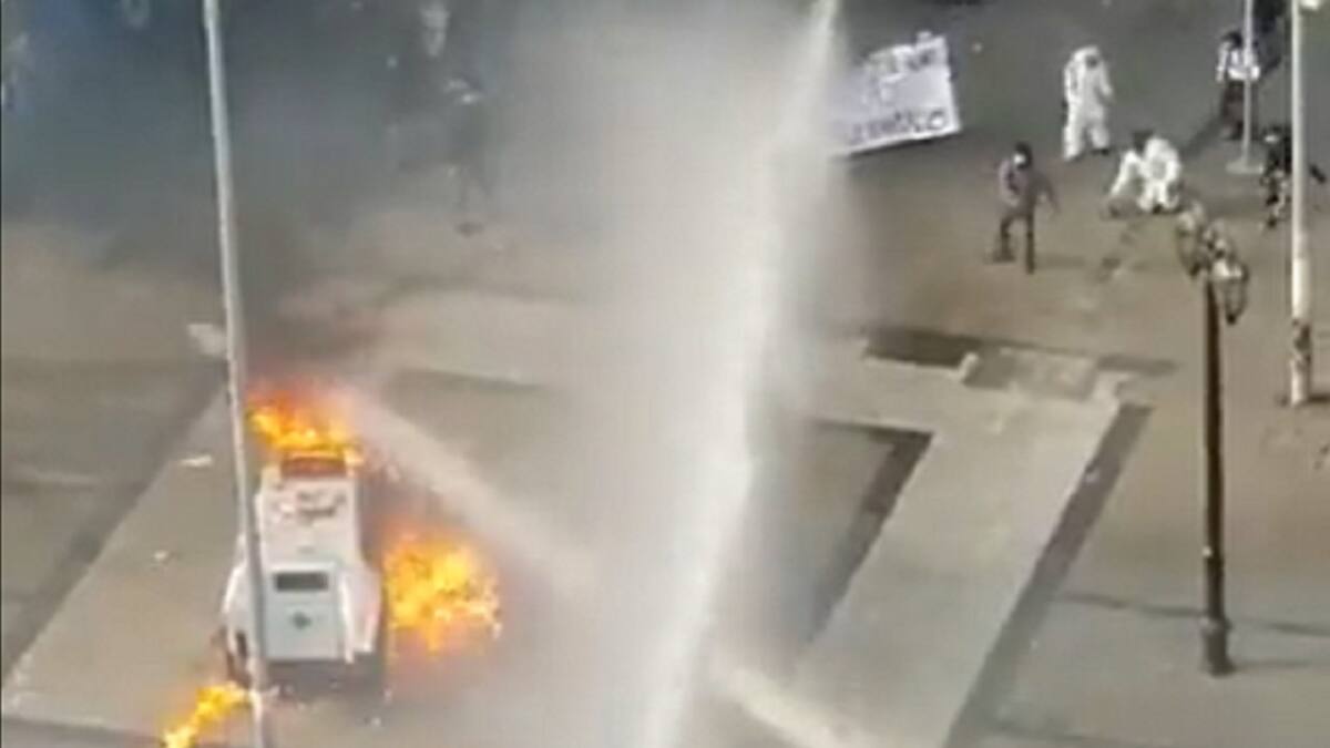 VIDEO | Lanzan bomba molotov a Carabineros en medio de protesta a las afueras del Instituto Nacional