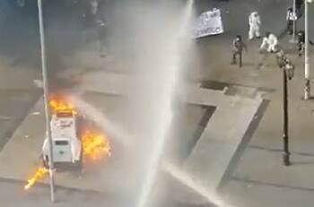 VIDEO | Lanzan bomba molotov a Carabineros en medio de protesta a las afueras del Instituto Nacional