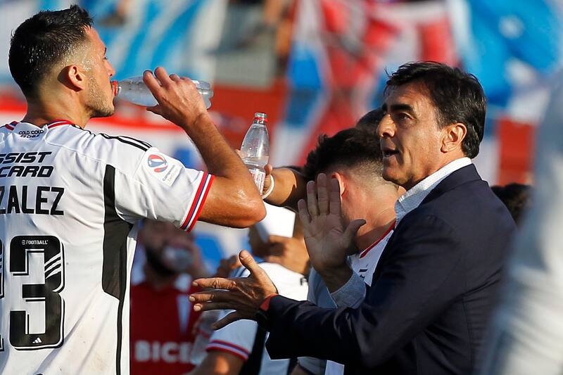 Ramiro González fue clave para que Colo Colo mantuviera el cero tras la expulsión de Leonardo Gil. Crédito: Agencia Aton.