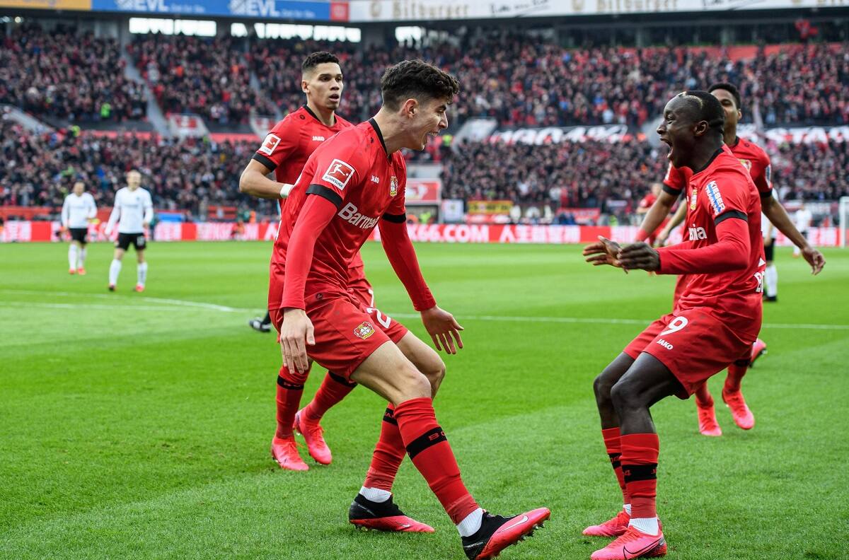 Bayer Leverkusen pasó por encima del Frankfurt con Charles Aránguiz en cancha