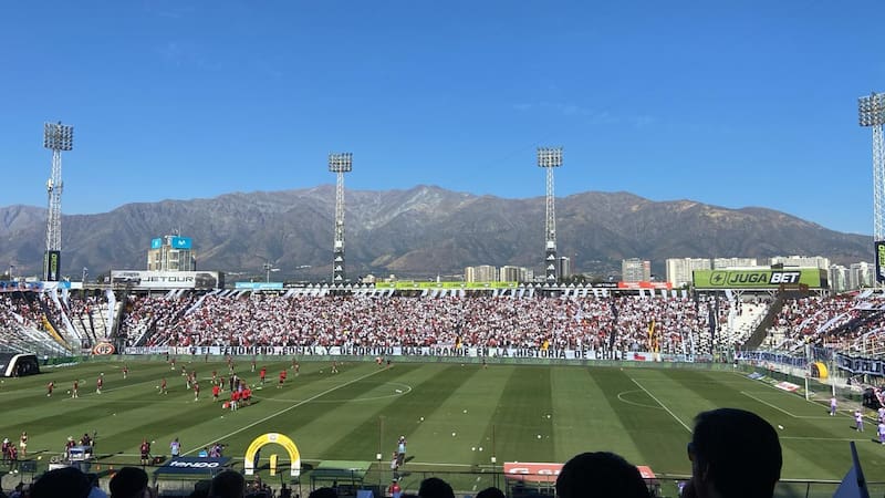 El lienzo en el sector Cordillera que preparó la Garra Blanca para esperar a sus jugadores. “El fenómeno social y deportivo más grande en la historia de Chile”, versa...
