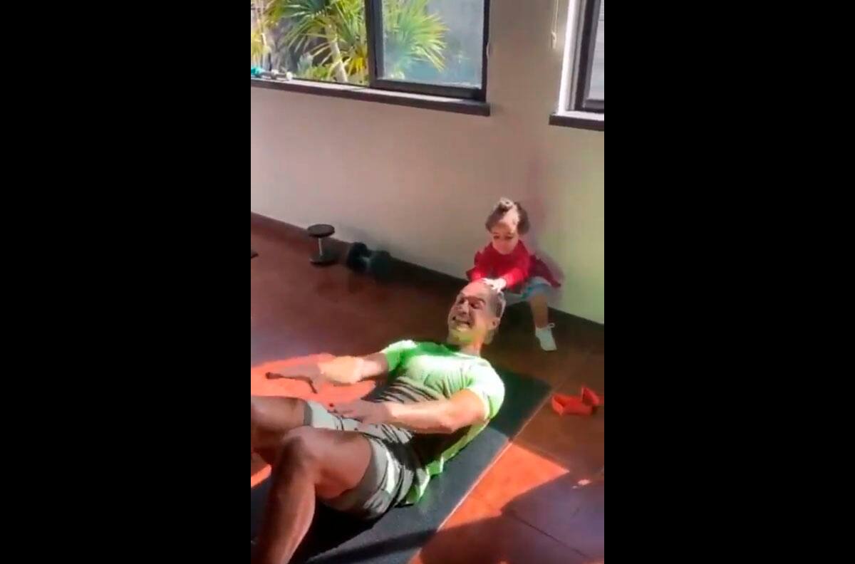 Cristiano Ronaldo y su tierno entrenamiento para mantenerse en la cuarentena
