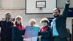VIDEO I Emotivo abrazo recibió el Presidente Gabriel Boric en la escuela más innovadora del mundo