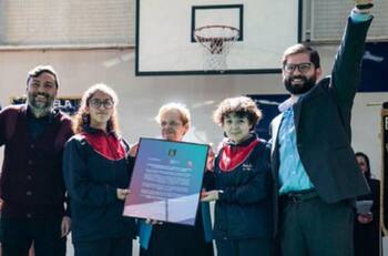 VIDEO I Emotivo abrazo recibió el Presidente Gabriel Boric en la escuela más innovadora del mundo