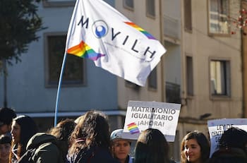 Defensoría de la Niñez y Movilh buscan que el consentimiento sexual gay comience a los 14 años