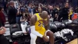 VIDEO | Da la vuelta al mundo: LeBron James rompe en llanto tras homenaje de los Cavaliers en su regreso a Cleveland