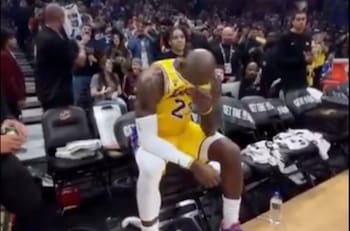 VIDEO | Da la vuelta al mundo: LeBron James rompe en llanto tras homenaje de los Cavaliers en su regreso a Cleveland