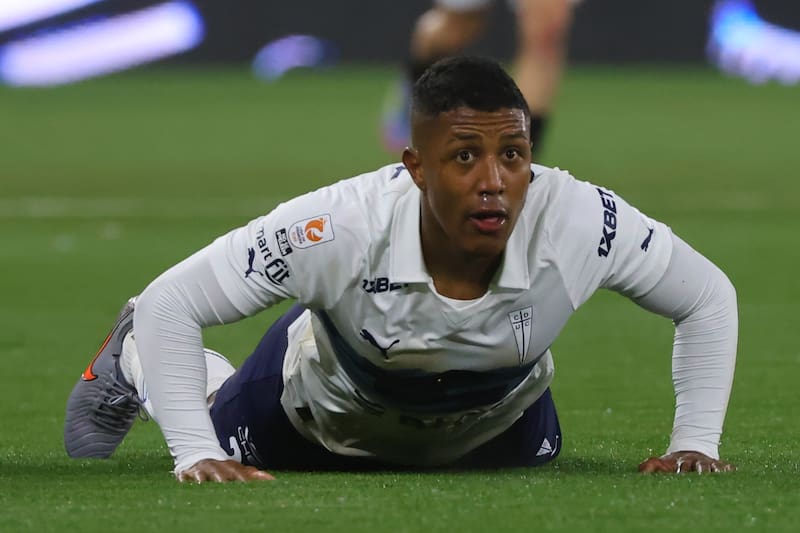 El volante todavía no acuerda su renovación en la UC. Foto: Agencia Aton.